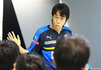 子どもたちとハイタッチを交わす中村 憲剛（川崎Ｆ）【明治安田Ｊ１ 2nd 第5節 川崎ＦvsFC東京】