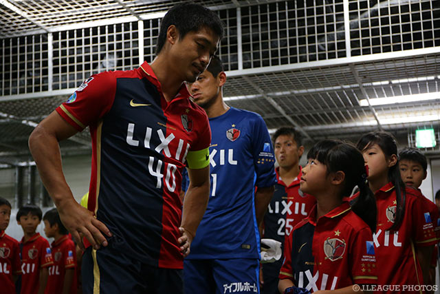 小笠原 満男（鹿島）を見上げる少女。目には尊敬と憧れの光が宿る【明治安田Ｊ１ 2nd 第5節 鹿島vs浦和】