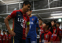 小笠原 満男（鹿島）を見上げる少女。目には尊敬と憧れの光が宿る【明治安田Ｊ１ 2nd 第5節 鹿島vs浦和】