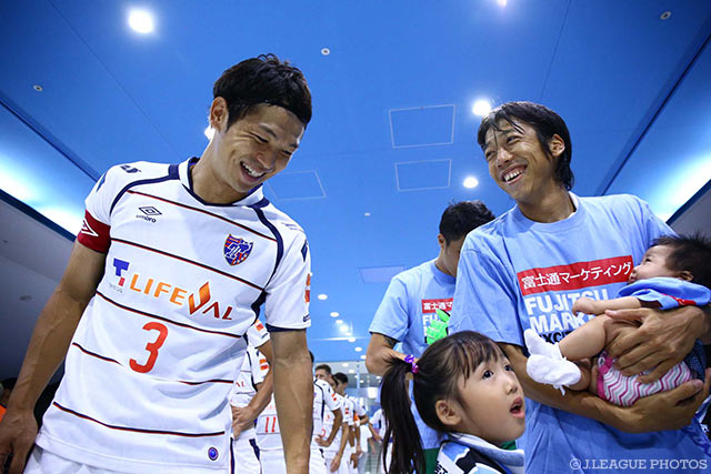 森重 真人（FC東京）と中村 憲剛（川崎Ｆ）が試合前に談笑【明治安田Ｊ１ 2nd 第5節 川崎ＦvsFC東京】