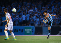 得意のロングパスを繰り出す中村 憲剛（川崎Ｆ）【明治安田Ｊ１ 2nd 第5節 川崎ＦvsFC東京】