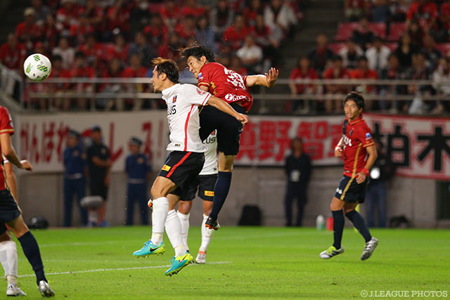 ヘディングシュートを放つ金崎 夢生（鹿島）【明治安田Ｊ１ 2nd 第5節 鹿島vs浦和】