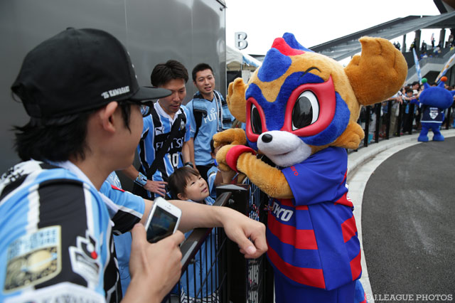 相手のファンにもしっかり絡みに行く東京ドロンパ【明治安田Ｊ１ 2nd 第5節 川崎ＦvsFC東京】