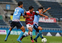 挟まれながらも強引にドリブル突破を図る林 勇介（盛岡）【明治安田Ｊ３ 第18節 YS横浜vs盛岡】