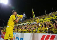 試合後にファン・サポーターと勝利を喜ぶクリスティアーノ（柏）【明治安田Ｊ１ 2nd 第5節 柏vsＧ大阪】