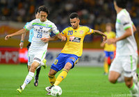 ハモン ロペス（仙台）をマークする神谷 優太（湘南）【明治安田Ｊ１ 2nd 第5節 仙台vs湘南】