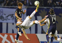 オーバーヘッドシュートでゴールを狙ったニウトン（神戸）【明治安田Ｊ１ 2nd 第5節 広島vs神戸】