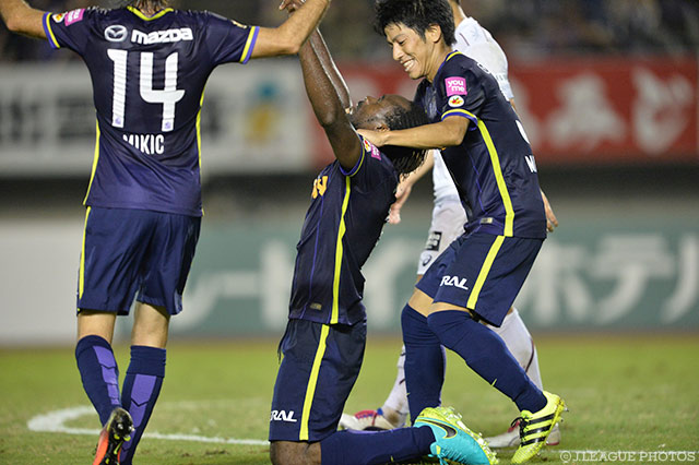 ピーター ウタカの今季15点目で前半終了間際に先制した広島【明治安田Ｊ１ 2nd 第5節 広島vs神戸】