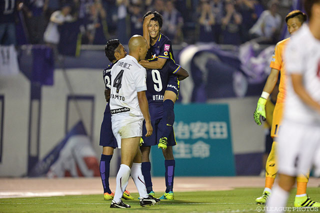 60分の追加点でリードを広げた宮吉 拓実（広島）【明治安田Ｊ１ 2nd 第5節 広島vs神戸】