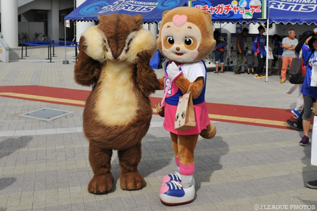 ちょリスとティスちゃんが仲良く記念撮影！【明治安田Ｊ２ 第25節 徳島vs愛媛】