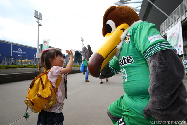 ヴェルディくんとハイターッチ【明治安田Ｊ２ 第25節 東京Ｖvs群馬】