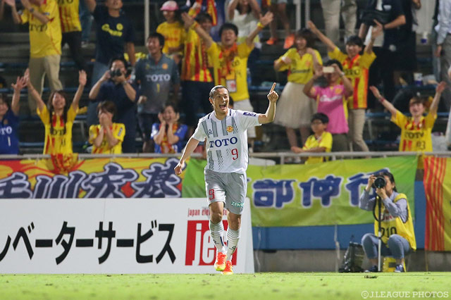 後半アディショナルタイムに勝越し点を挙げた原 一樹（北九州）【明治安田Ｊ２ 第25節 横浜FCvs北九州】