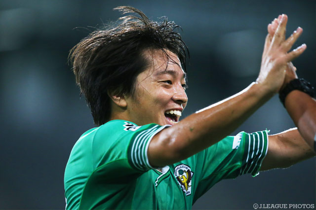 高木 善朗が2試合連続ゴールとなるロングシュートを決めて先制した東京Ｖ【明治安田Ｊ２ 第25節 東京Ｖvs群馬】