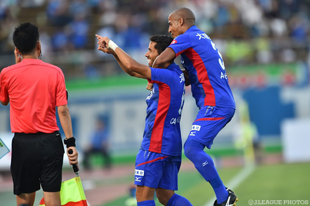 意表を突くCKから先制点を挙げたカルリーニョス（徳島）【明治安田Ｊ２ 第25節 徳島vs愛媛】