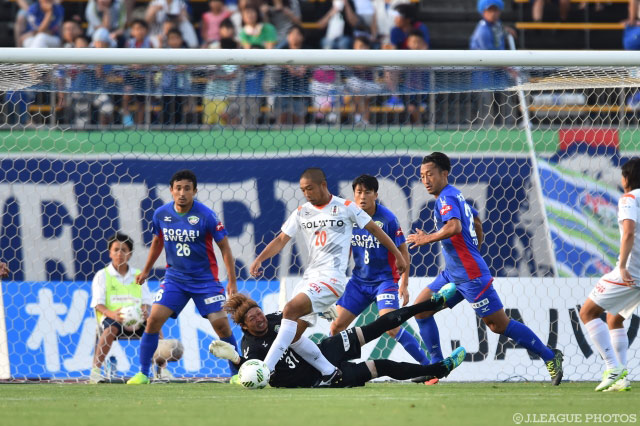 徳島ゴールへアグレッシブに迫った河原 和寿（愛媛）【明治安田Ｊ２ 第25節 徳島vs愛媛】