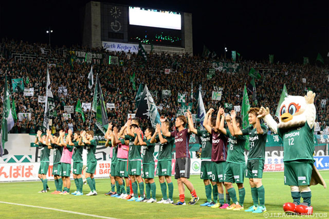 完封勝利の喜びをファン・サポーターと分かち合った松本の選手たち【明治安田Ｊ２ 第25節 松本vs長崎】