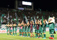 完封勝利の喜びをファン・サポーターと分かち合った松本の選手たち【明治安田Ｊ２ 第25節 松本vs長崎】