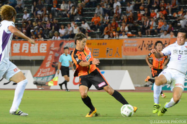 巧みなスルーパスで先制点を演出した福満 隆貴（山口）【明治安田Ｊ２ 第25節 山口vs京都】