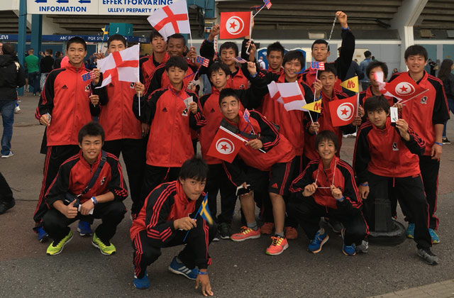 開会式が始まる前は、参加する各国の選手たちとお土産を交換し、交流しました。【開会式：2016 Gothia Cup】