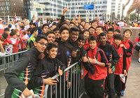 隣に並んでいたインドの選手たちと記念撮影。【開会式：2016 Gothia Cup】