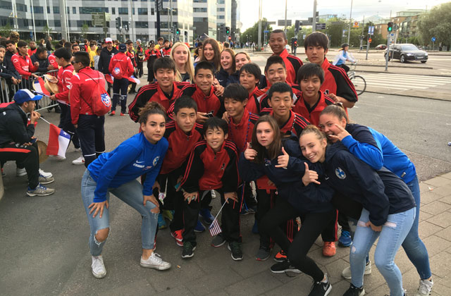 ゴシアカップには女子のカテゴリーもあり、男子同様多くのチームが参加しています。【開会式：2016 Gothia Cup】