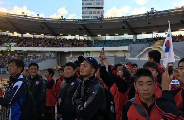 入場直後の一コマ。開会式の壮大さに、選手・スタッフ一同驚いているようです。【開会式：2016 Gothia Cup】