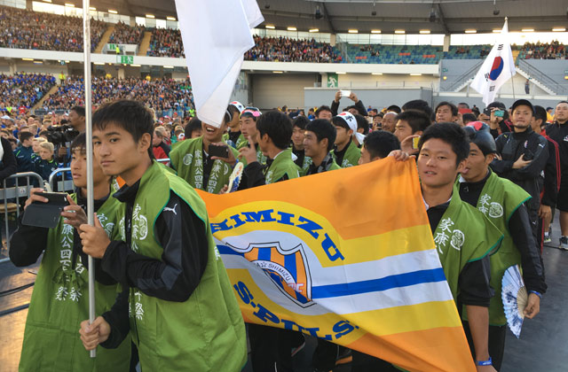 清水エスパルスは地元行政から衣装を借りての入場。スタンドから大きな拍手が起こりました。【開会式：2016 Gothia Cup】