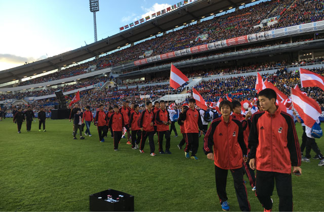 45,000人の観客の中、選手入場。【開会式：2016 Gothia Cup】