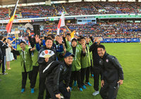 清水エスパルの皆さんも一緒に入場を楽しみました。【開会式：2016 Gothia Cup】