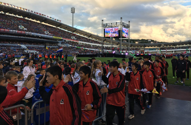 入場後は、他国のチームとハイタッチして自席へ移動。【開会式：2016 Gothia Cup】