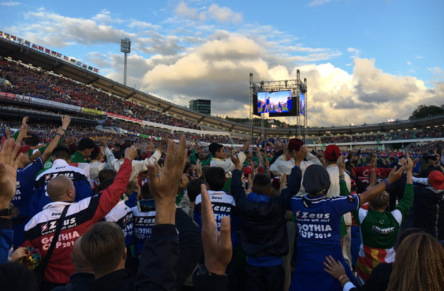 開会式ではミニライブの他、地元の少女による独唱と、各国の代表選手による選手宣誓が行われます。すべて、子供たちを主役にした演出です。【開会式：2016 Gothia Cup】