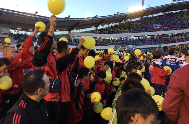 青と黄色の風船を膨らませると、スタジアム一体がスウェーデンカラーに染まりました。【開会式：2016 Gothia Cup】