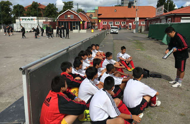 初戦の試合前ミーティング。監督の声に、耳を傾けます。【2016 Gothia Cup Ｊリーグ選抜 vs Eimsbutteler TV】