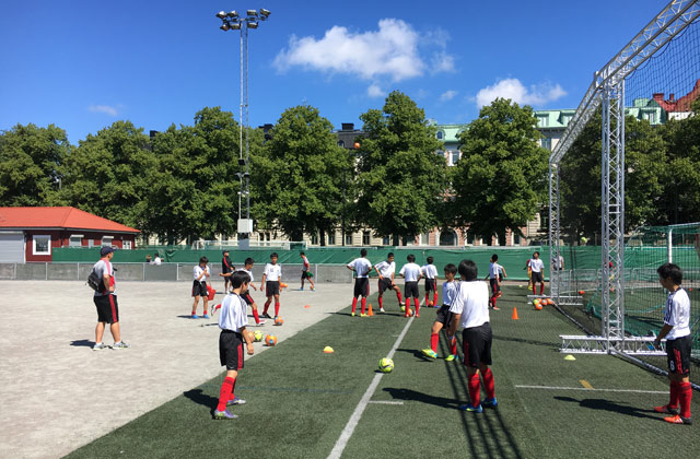 予選２戦目のウォーミングアップ。快晴に恵まれ、良い気候です。【2016 Gothia Cup Gimonas Umea IF vs Ｕ－１４ Ｊリーグ選抜】