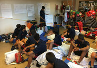 宿舎に戻ってからは、選手が中心となってミーティングを実施。問題点を整理し、翌日以降の決勝トーナメントに備えます。【2016 Gothia Cup Ｕ－１４ Ｊリーグ選抜 vs AIK FF P01】