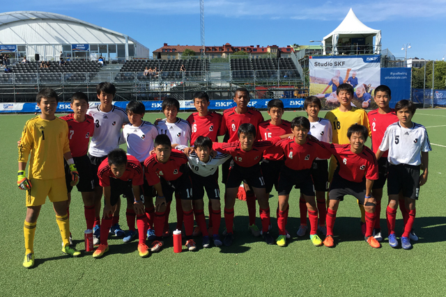 決勝トーナメント１回戦の試合前集合写真。チームと一体となって戦います。【2016 Gothia Cup Ｕ－１４ Ｊリーグ選抜 vs AIK FF P01U】