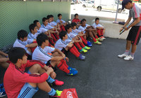 準々決勝の試合前ミーティング。日陰が無いため、近くのカフェ内の日陰を使ってミーティング。【2016 Gothia Cup CEF 18 Tucuman 1 vs Ｕ－１４ Ｊリーグ選抜】