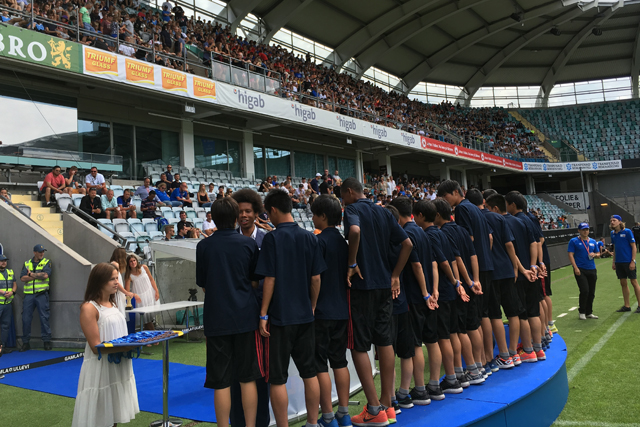 決勝戦のハーフタイムに、メダルと３位カップが授与されました。【大会を終えて：2016 Gothia Cup】