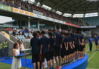 決勝戦のハーフタイムに、メダルと３位カップが授与されました。【大会を終えて：2016 Gothia Cup】