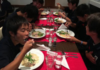 宿舎から5分ほどの距離にあるイタリアンレストランで、最後の夕食。3年連続でお世話になっていて、量も増やしていただきました。【大会を終えて：2016 Gothia Cup】