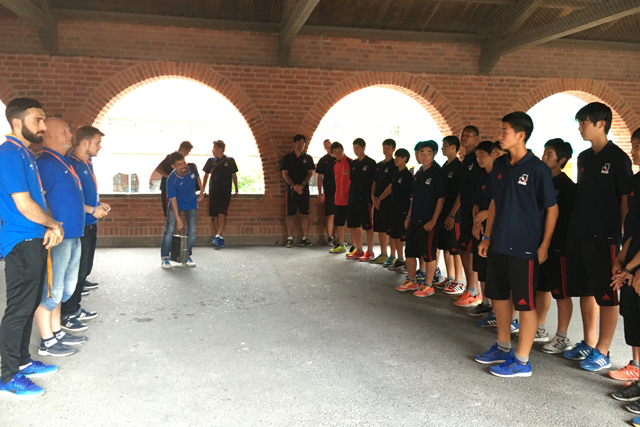 宿舎となった学校でお世話をしてくれたスタッフの方々に最後の挨拶。【大会を終えて：2016 Gothia Cup】