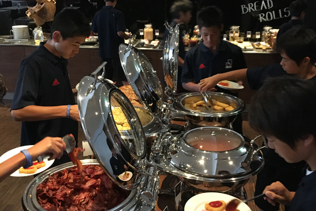 イエテボリからコペンハーゲンへ移動し一泊。久しぶりのホテルの朝食に選手も沢山たべていました。【大会を終えて：2016 Gothia Cup】