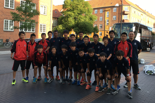 ホテル出発前に集合写真。この後、アムステルダム経由で日本に帰ります。【大会を終えて：2016 Gothia Cup】