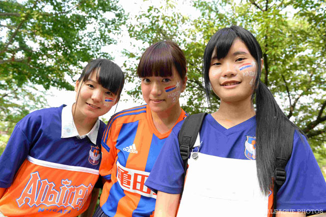 フェイスペイントがかわいらしい新潟の女子サポーター【明治安田Ｊ１ 2nd 第6節 新潟vsFC東京】