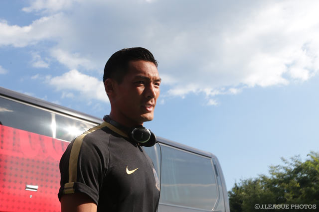 試合前に会場入りする槙野　智章（浦和）【明治安田Ｊ１ 2nd 第6節 甲府vs浦和】