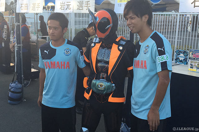 8月6日の映画公開記念で来場した仮面ライダーゴーストと磐田の石田 崚真、岩元 颯オリビエが一緒に記念撮影【明治安田Ｊ１ 2nd 第6節 磐田vs柏】