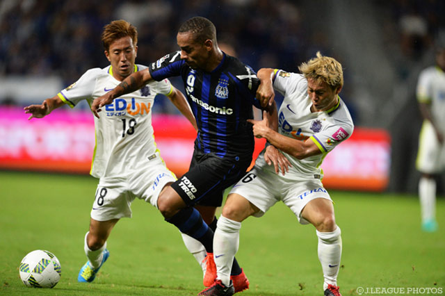 前節ゴールを決め、厳しいマークを受けるアデミウソン（Ｇ大阪）【明治安田Ｊ１ 2nd 第6節 Ｇ大阪vs広島】