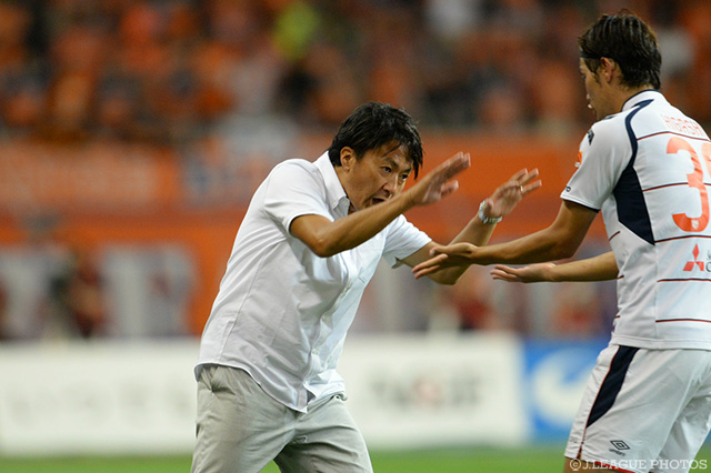 ゴールを決めた東 慶悟をベンチで迎える篠田 善之監督【明治安田Ｊ１ 2nd 第6節 新潟vsFC東京】
