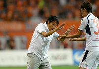 ゴールを決めた東 慶悟をベンチで迎える篠田 善之監督【明治安田Ｊ１ 2nd 第6節 新潟vsFC東京】