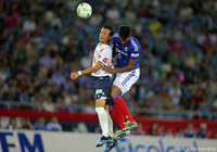 競り合うファビオ（横浜FM）と松田 力（名古屋）【明治安田Ｊ１ 2nd 第6節 横浜FMvs名古屋】